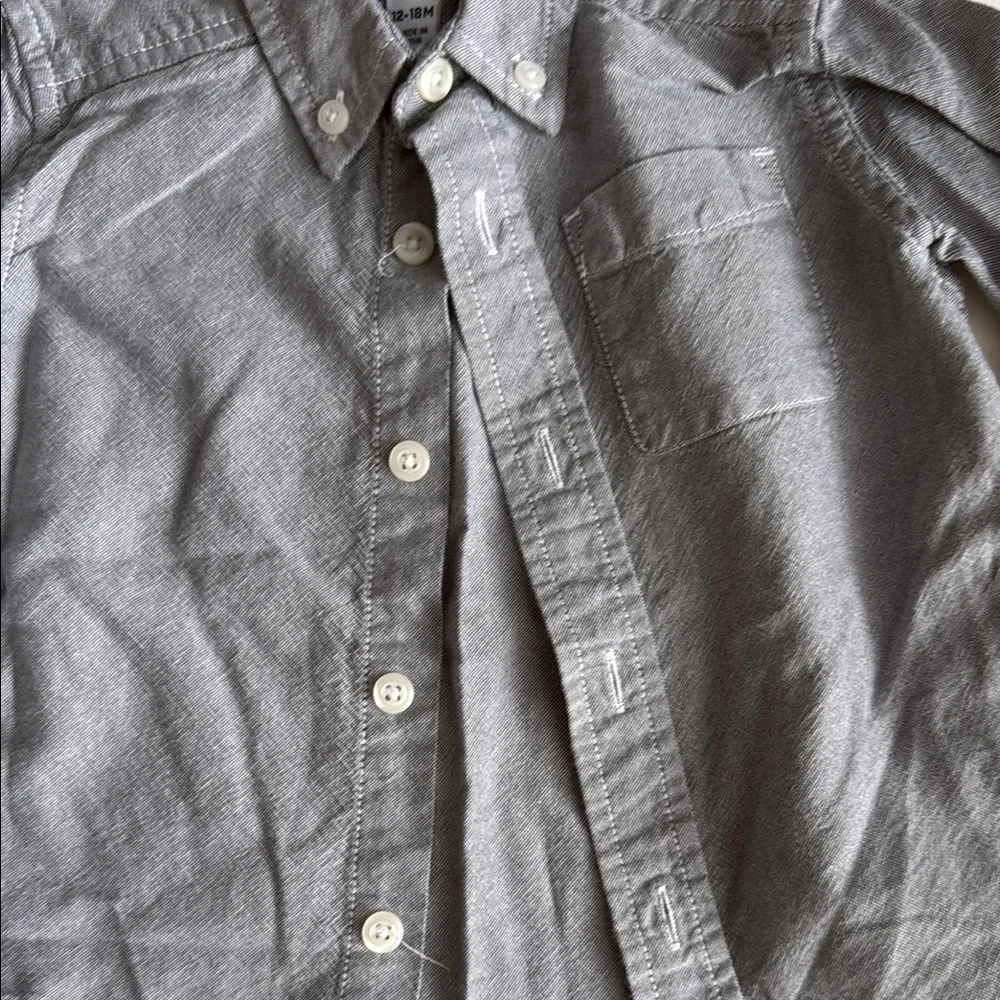 The Children's Place Light Gray Button-Down Boys Shirt 12-18 Months